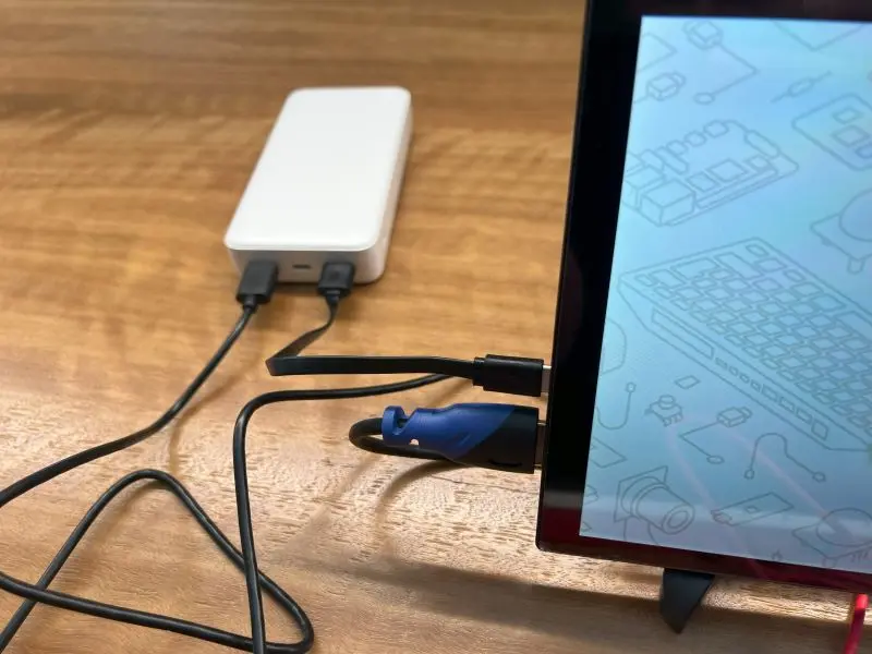 Image showing the batter/power bank connected to the screen via USB-C to USB-A