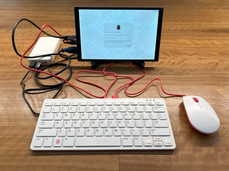 Image showing the battery/power bank connected to the screen via USB-C to USB-C